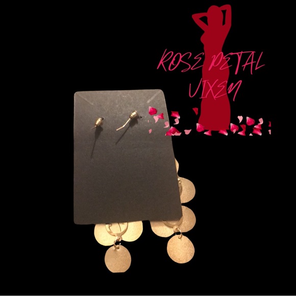 Gold circle design earrings. - Picture 2 of 3